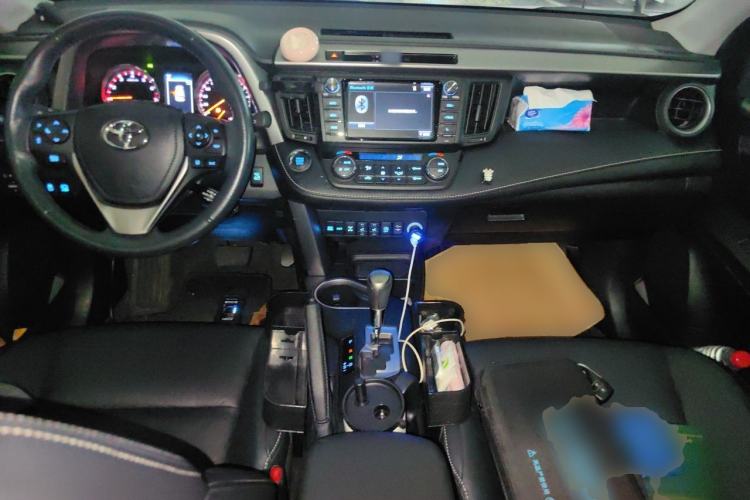 Used Toyota RAV4 2018 2.5L Automatic 4x4 Elite i Edition Center Console