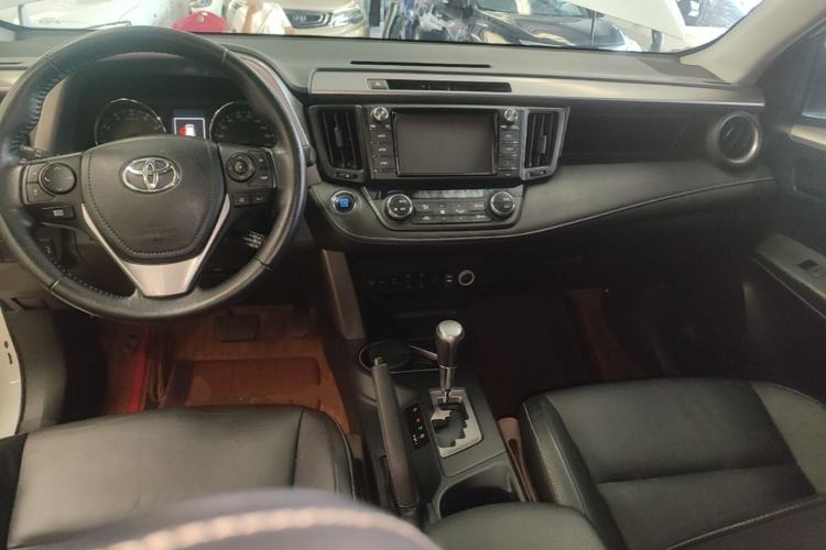 Used Toyota RAV4 2018 2.5L Automatic 4x4 Elite i Edition Center Console