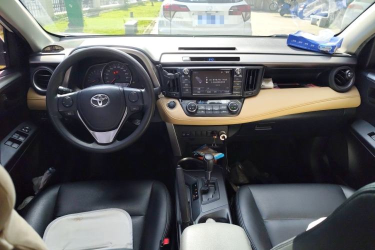 Used Toyota RAV4 2018 2.0L CVT Two-Wheel Drive Fashion X Edition Center Console