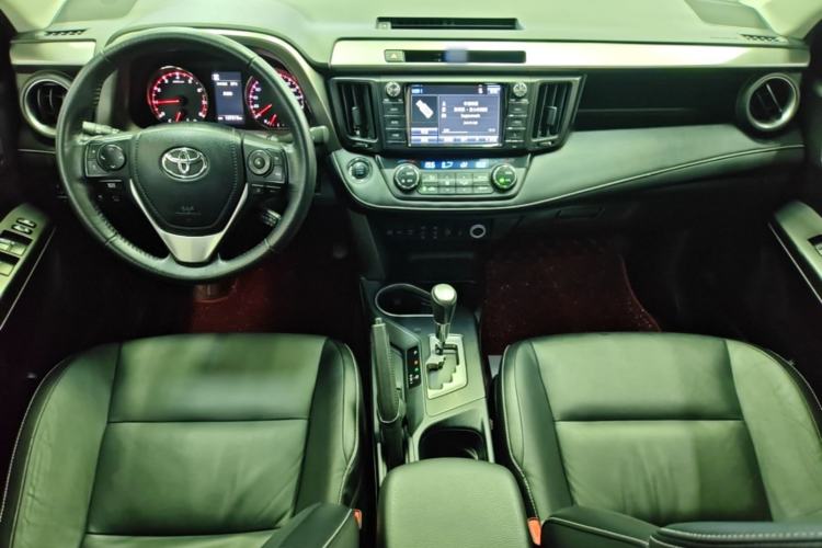 Used Toyota RAV4 2018 2.5L Automatic 4x4 Elite i Edition Center Console