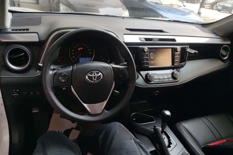Used Toyota RAV4 2018 2.0L CVT Two-Wheel Drive Fashion X Edition Center Console