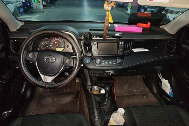 Used Toyota RAV4 2018 2.0L CVT Two-Wheel Drive Fashion X Edition Center Console