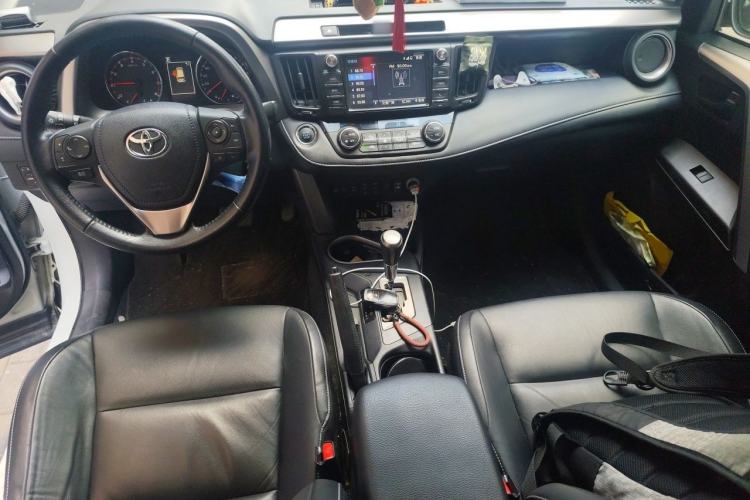 Used Toyota RAV4 2018 2.5L Automatic 4x4 Elite i Edition Center Console