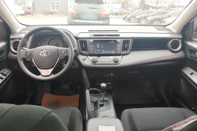 Used Toyota RAV4 2018 2.0L CVT Two-Wheel Drive Fashion X Edition Center Console