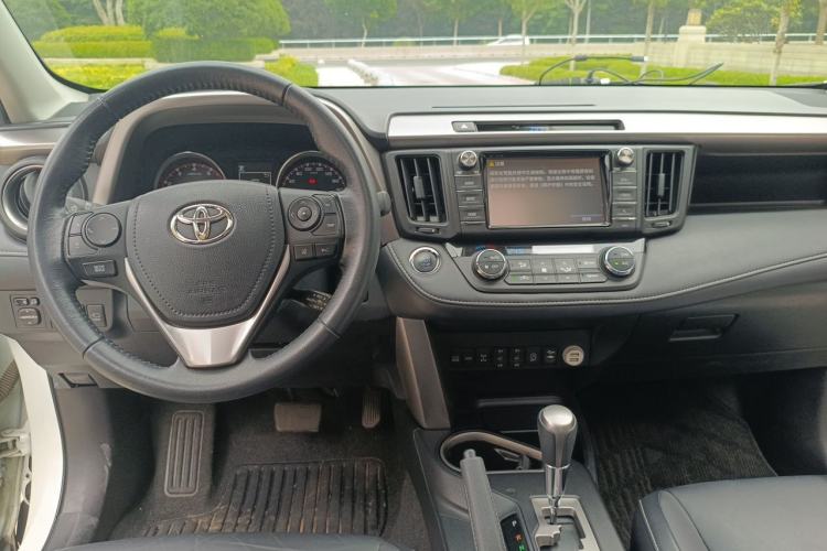 Used Toyota RAV4 2018 2.5L Automatic 4x4 Elite i Edition Center Console