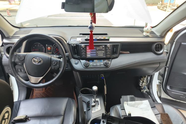 Used Toyota RAV4 2018 2.5L Automatic 4x4 Elite i Edition Center Console