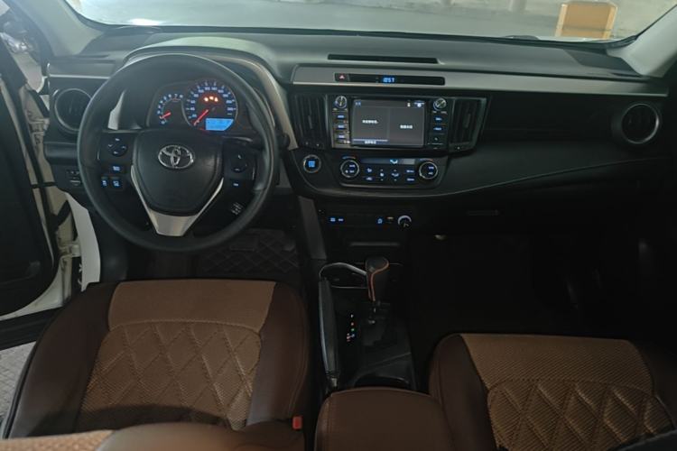 Used Toyota RAV4 2018 2.0L CVT Two-Wheel Drive Fashion X Edition Center Console