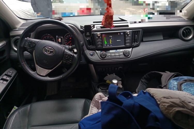 Used Toyota RAV4 2018 2.5L Automatic 4x4 Elite i Edition Center Console