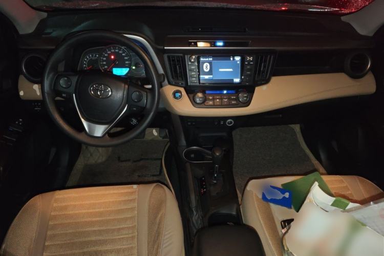 Used Toyota RAV4 2018 2.0L CVT Two-Wheel Drive Fashion X Edition Center Console