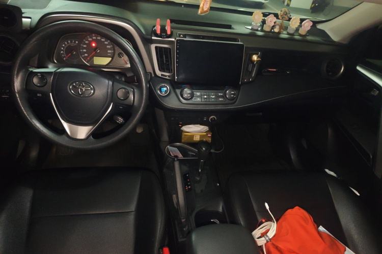 Used Toyota RAV4 2018 2.0L CVT Two-Wheel Drive Fashion X Edition Center Console
