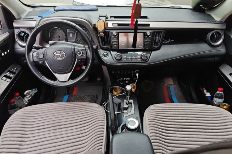 Used Toyota RAV4 2018 2.5L Automatic 4x4 Elite i Edition Center Console