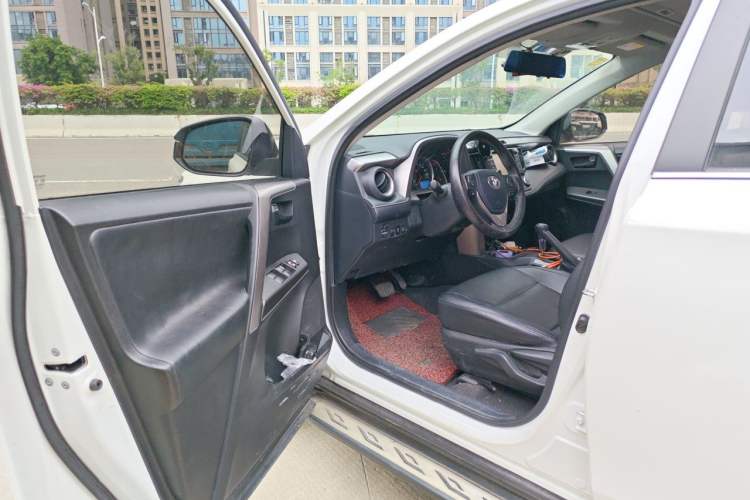 Used Toyota RAV4 2018 2.0L CVT Two-Wheel Drive Fashion X Edition Driver Seat