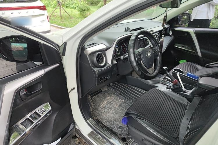 Used Toyota RAV4 2018 2.0L CVT Two-Wheel Drive Fashion X Edition Driver Seat