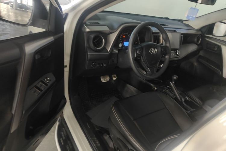 Used Toyota RAV4 2018 2.0L CVT Two-Wheel Drive Fashion X Edition Driver Seat