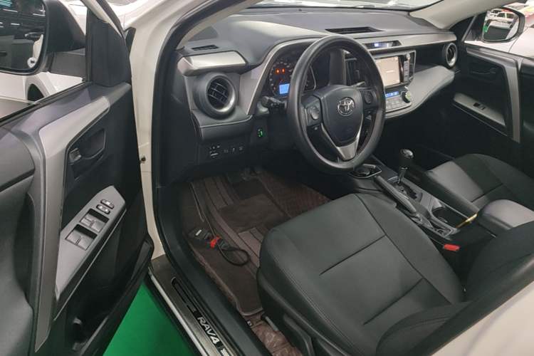 Used Toyota RAV4 2018 2.0L CVT Two-Wheel Drive Fashion X Edition Driver Seat