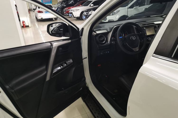 Used Toyota RAV4 2018 2.0L CVT Two-Wheel Drive Fashion X Edition Driver Seat