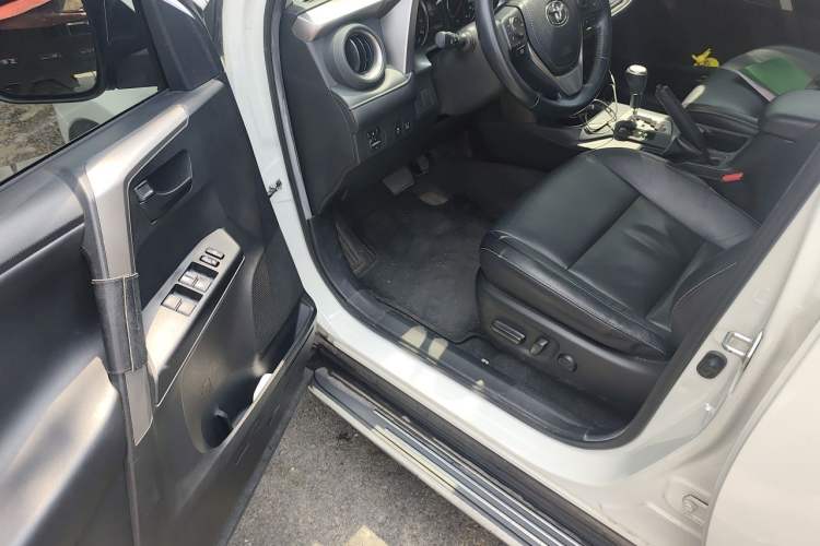 Used Toyota RAV4 2018 2.5L Automatic 4x4 Elite i Edition Driver Seat
