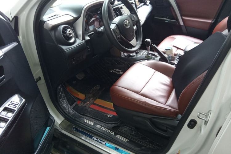 Used Toyota RAV4 2018 2.0L CVT Two-Wheel Drive Fashion X Edition Driver Seat