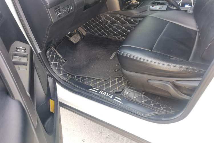 Used Toyota RAV4 2018 2.0L CVT Two-Wheel Drive Fashion X Edition Driver Seat