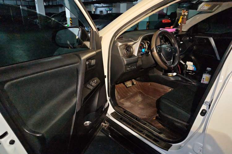 Used Toyota RAV4 2018 2.0L CVT Two-Wheel Drive Fashion X Edition Driver Seat