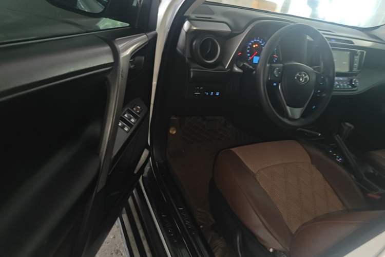 Used Toyota RAV4 2018 2.0L CVT Two-Wheel Drive Fashion X Edition Driver Seat