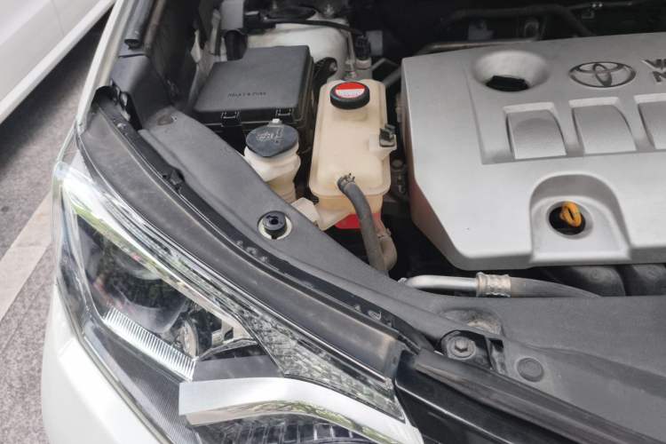 Used Toyota RAV4 2018 2.0L CVT Two-Wheel Drive Fashion X Edition Engine Bay Right