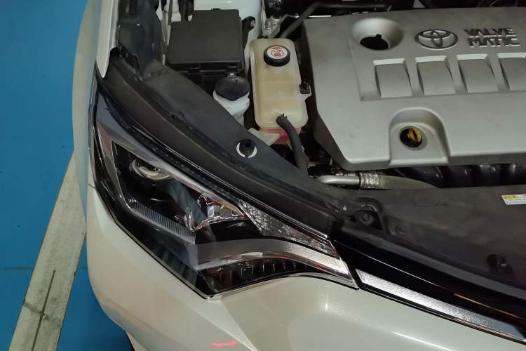 Used Toyota RAV4 2018 2.0L CVT Two-Wheel Drive Fashion X Edition Engine Bay Right