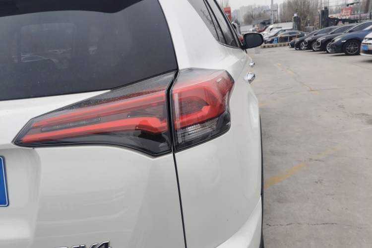 Used Toyota RAV4 2018 2.0L CVT Two-Wheel Drive Fashion X Edition Exterior 3