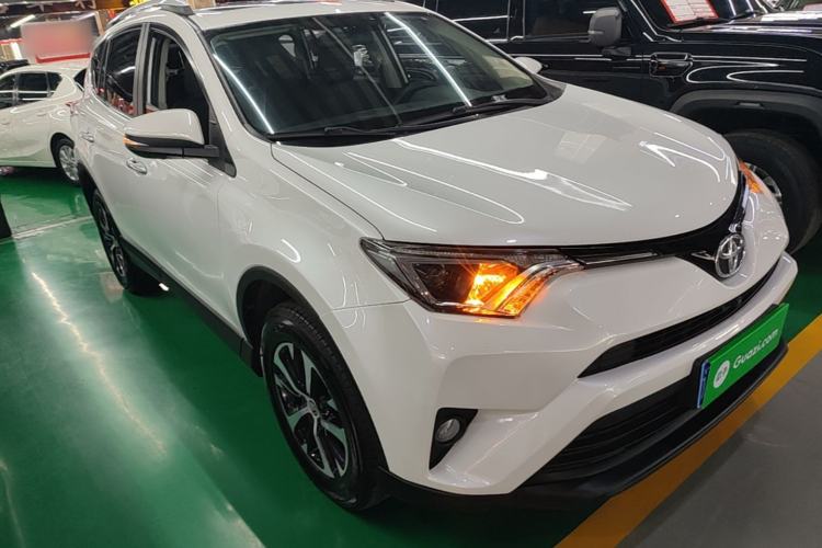 Used Toyota RAV4 2018 2.0L CVT Two-Wheel Drive Fashion X Edition Front Right 45 Deg