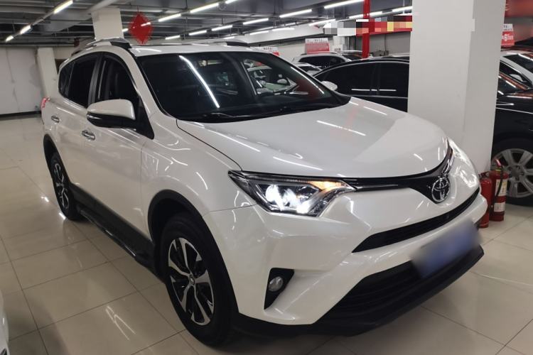 Used Toyota RAV4 2018 2.0L CVT Two-Wheel Drive Fashion X Edition Front Right 45 Deg
