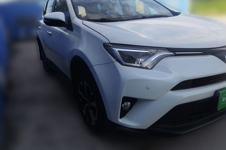 Used Toyota RAV4 2018 2.0L CVT Two-Wheel Drive Fashion X Edition Front Right 45 Deg