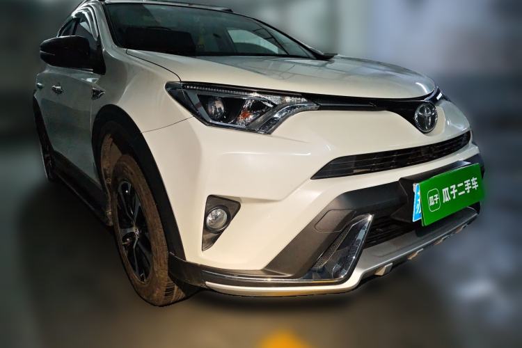 Used Toyota RAV4 2018 2.0L CVT Two-Wheel Drive Fashion X Edition Front Right 45 Deg