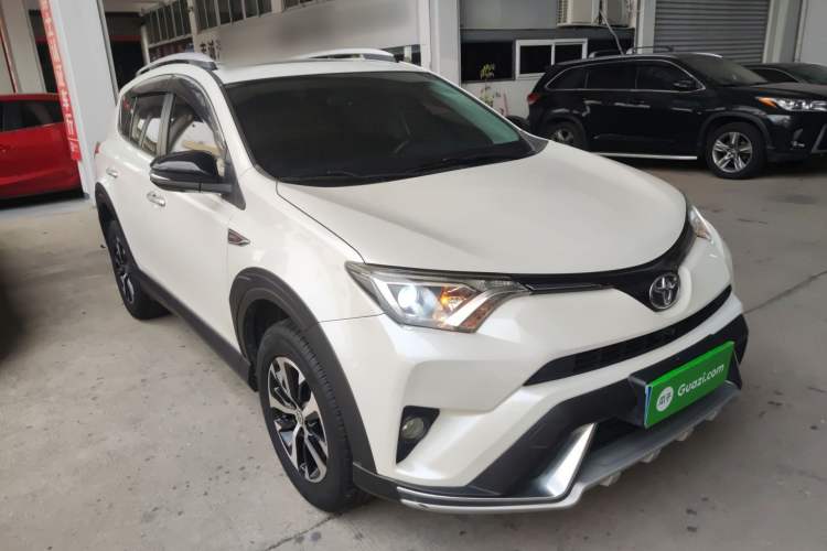 Used Toyota RAV4 2018 2.0L CVT Two-Wheel Drive Fashion X Edition Front Right 45 Deg
