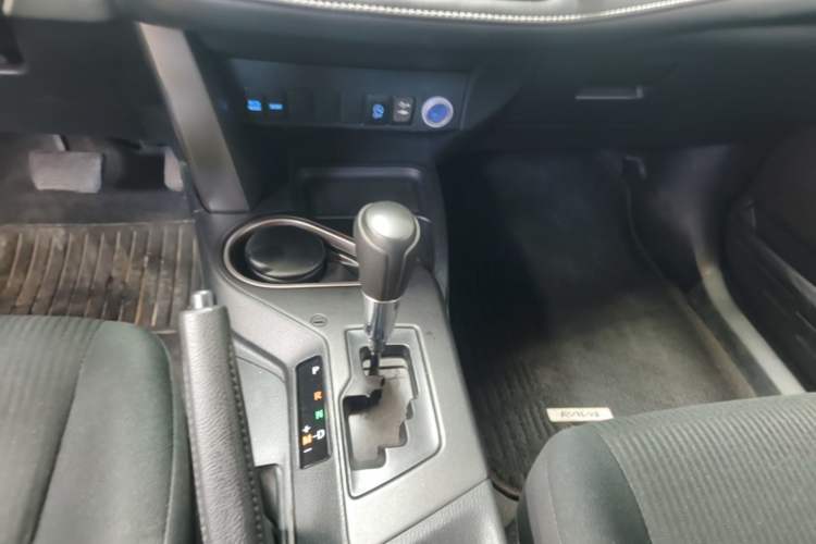 Used Toyota RAV4 2018 2.0L CVT Two-Wheel Drive Fashion X Edition Gear Lever