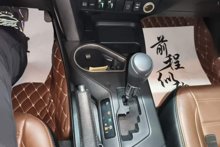 Used Toyota RAV4 2018 2.0L CVT Two-Wheel Drive Fashion X Edition Gear Lever