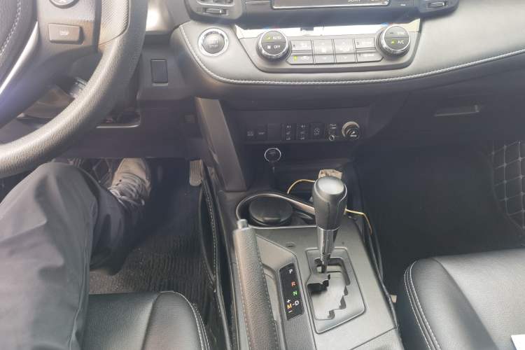Used Toyota RAV4 2018 2.0L CVT Two-Wheel Drive Fashion X Edition Gear Lever