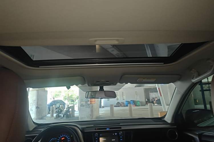 Used Toyota RAV4 2018 2.0L CVT Two-Wheel Drive Fashion X Edition Headliner