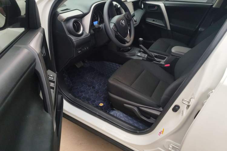Used Toyota RAV4 2018 2.0L CVT Two-Wheel Drive Fashion X Edition Interior 1