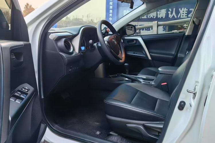 Used Toyota RAV4 2018 2.0L CVT Two-Wheel Drive Fashion X Edition Interior 2