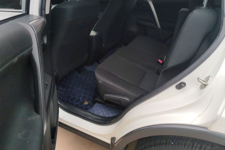 Used Toyota RAV4 2018 2.0L CVT Two-Wheel Drive Fashion X Edition Interior 2