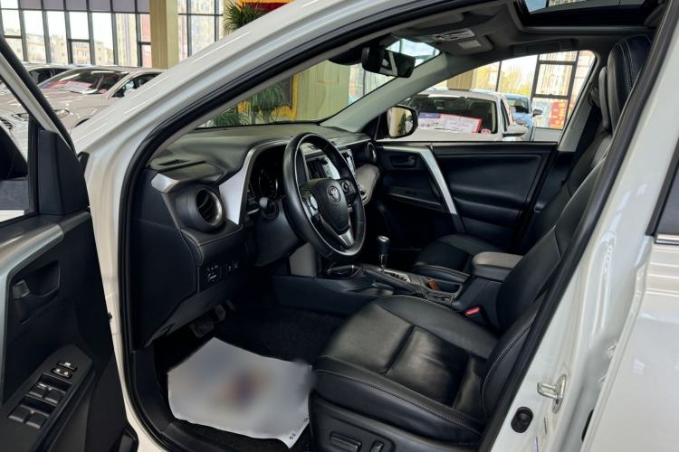 Used Toyota RAV4 2018 2.5L Automatic 4x4 Elite i Edition Interior 2