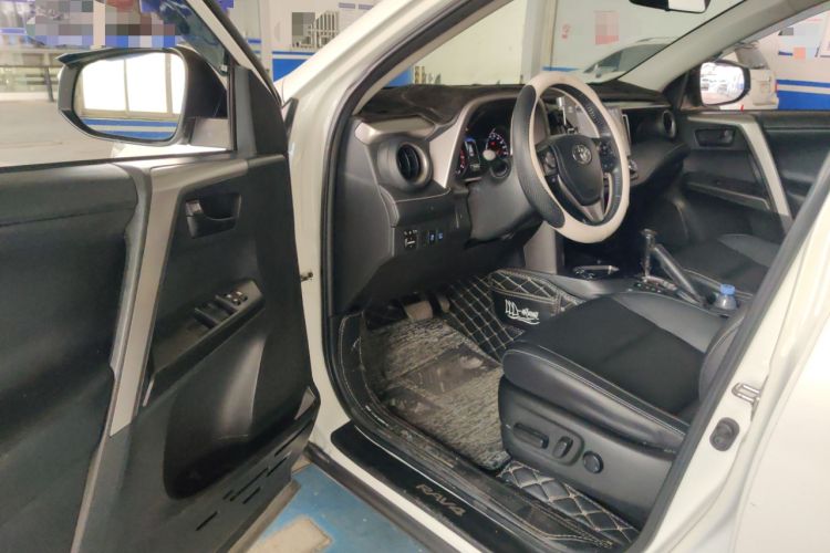 Used Toyota RAV4 2018 2.5L Automatic 4x4 Elite i Edition Interior 2