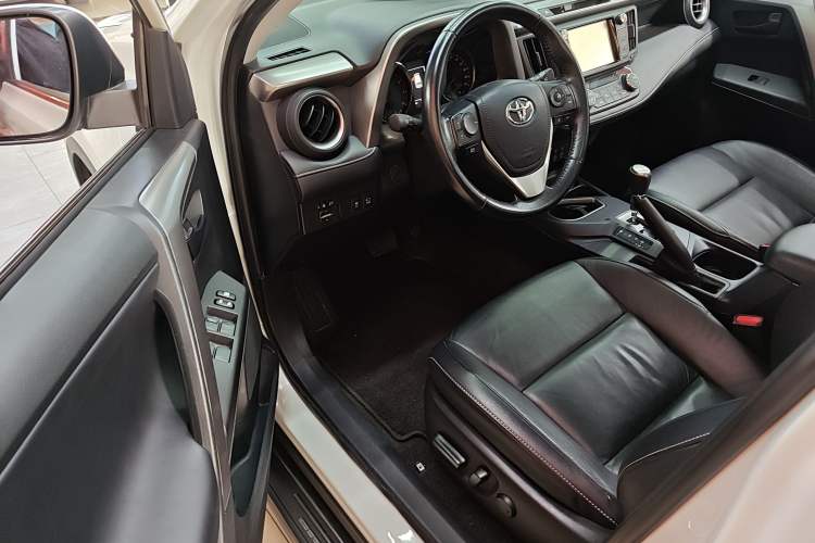 Used Toyota RAV4 2018 2.5L Automatic 4x4 Elite i Edition Interior 2