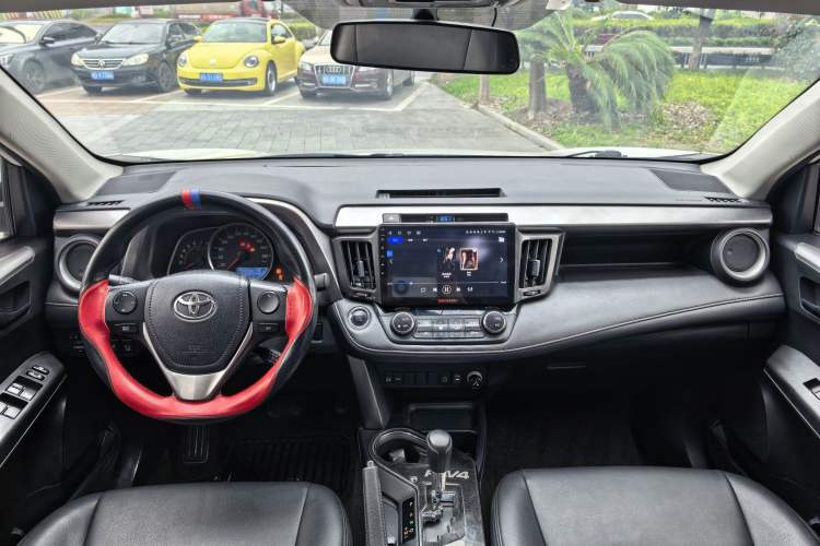 Used Toyota RAV4 2018 2.0L CVT Two-Wheel Drive Fashion X Edition Interior 2