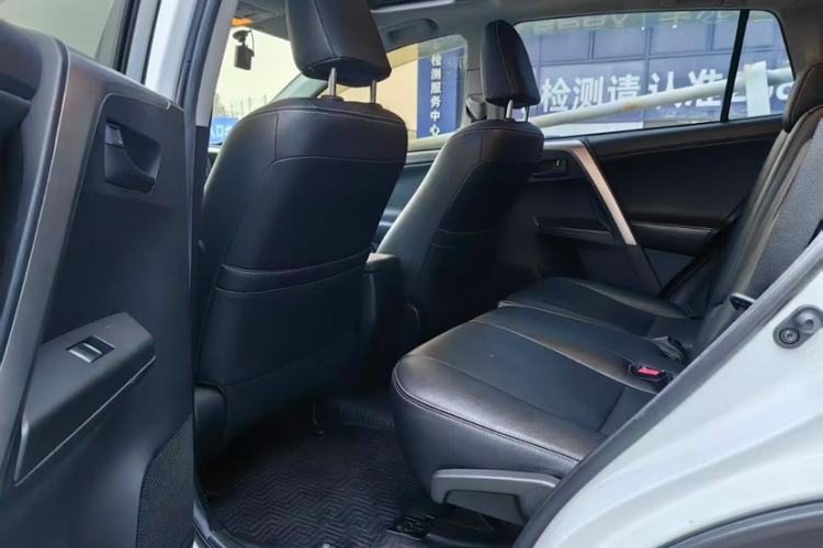 Used Toyota RAV4 2018 2.0L CVT Two-Wheel Drive Fashion X Edition Interior 3