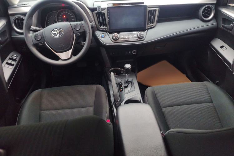 Used Toyota RAV4 2018 2.0L CVT Two-Wheel Drive Fashion X Edition Interior 3