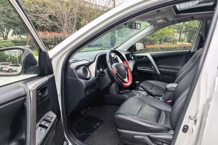Used Toyota RAV4 2018 2.0L CVT Two-Wheel Drive Fashion X Edition Interior 3