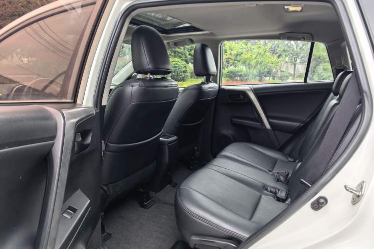Used Toyota RAV4 2018 2.0L CVT Two-Wheel Drive Fashion X Edition Interior 4