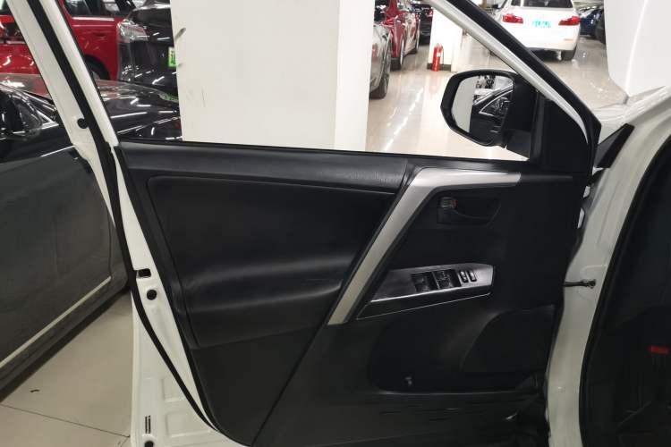 Used Toyota RAV4 2018 2.0L CVT Two-Wheel Drive Fashion X Edition Left Front Door Interior