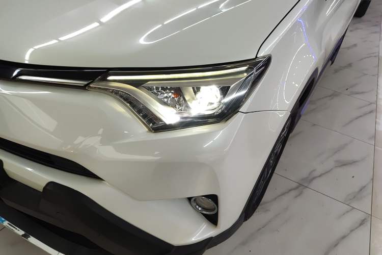 Used Toyota RAV4 2018 2.5L Automatic 4x4 Elite i Edition Left Front Headlight